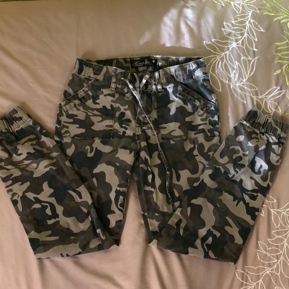 Camouflage cuffed jeans